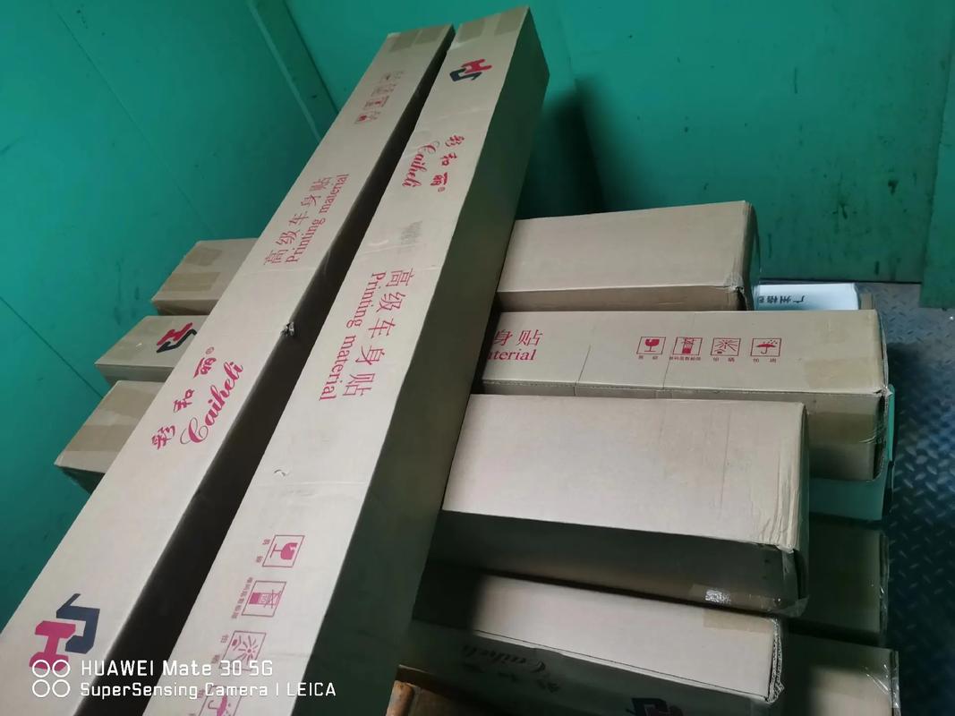 工程项目专用车身贴白胶HS150克与黑胶HS150克配套冷裱膜工厂 车身广告制作全攻略